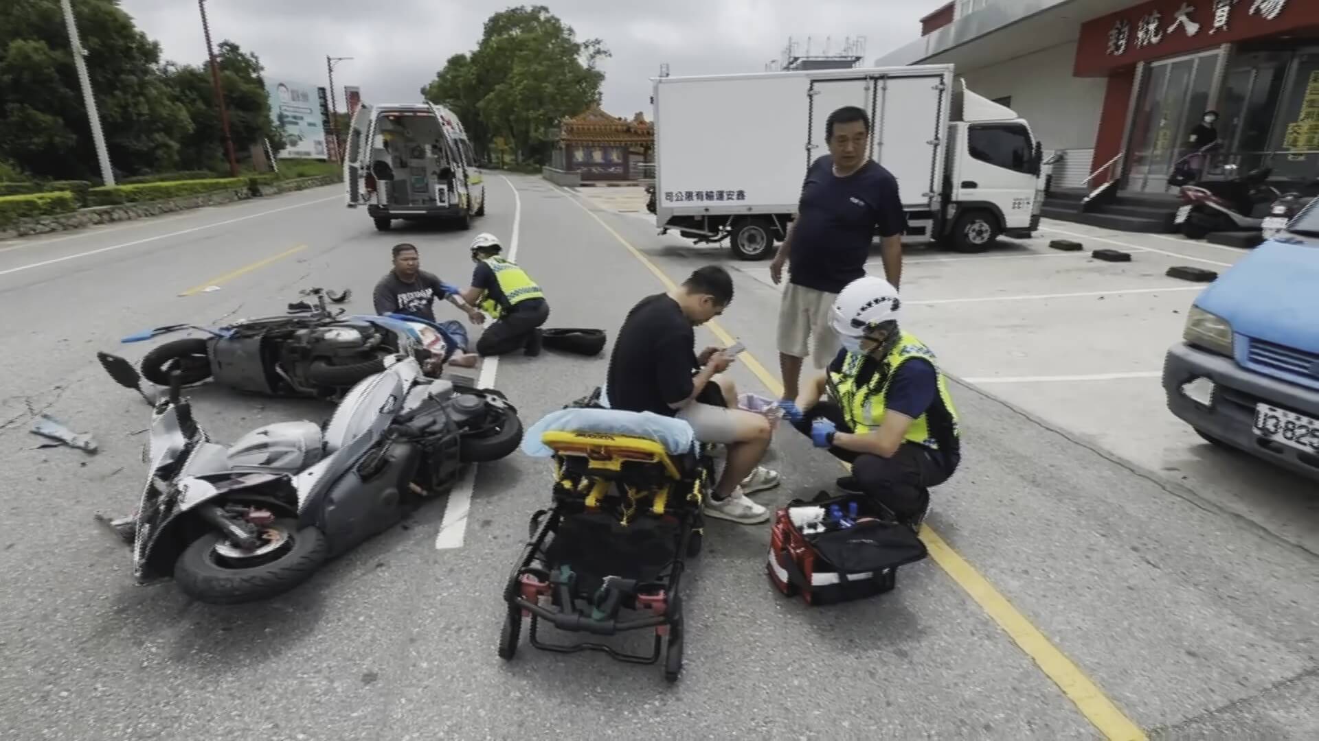 金門伯玉路2機車猛撞 金門伯玉路2機車猛撞