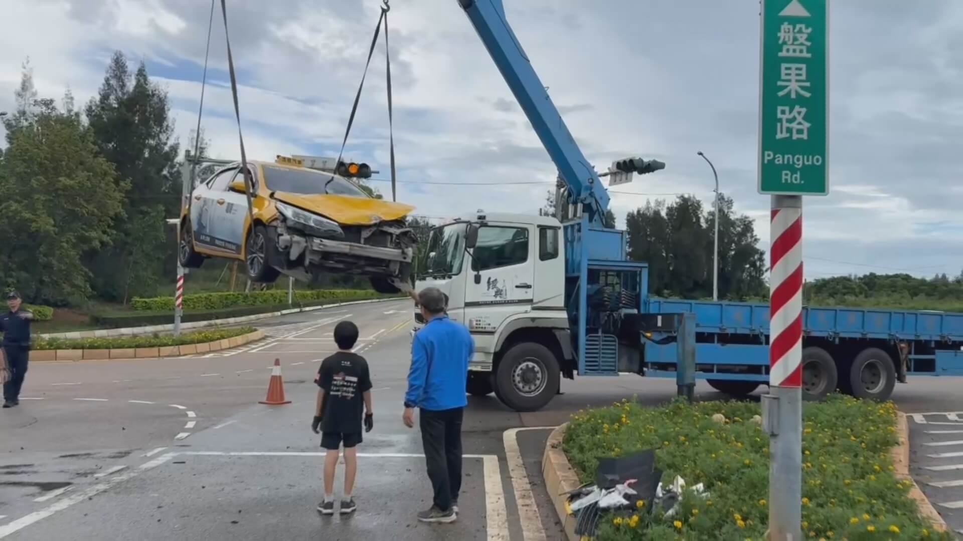 計程車疑搶黃燈撞機車 騎士噴飛重傷送醫