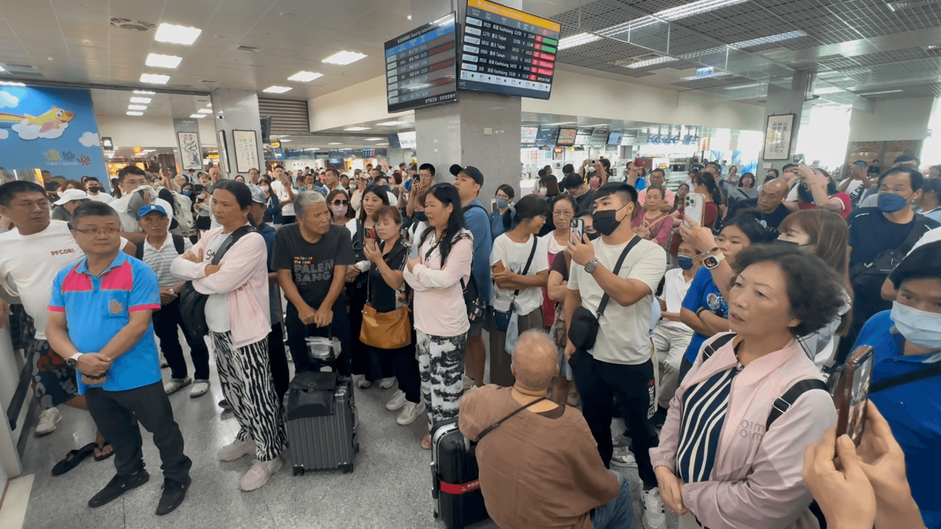 西南氣流擾航班 旅客機場等候