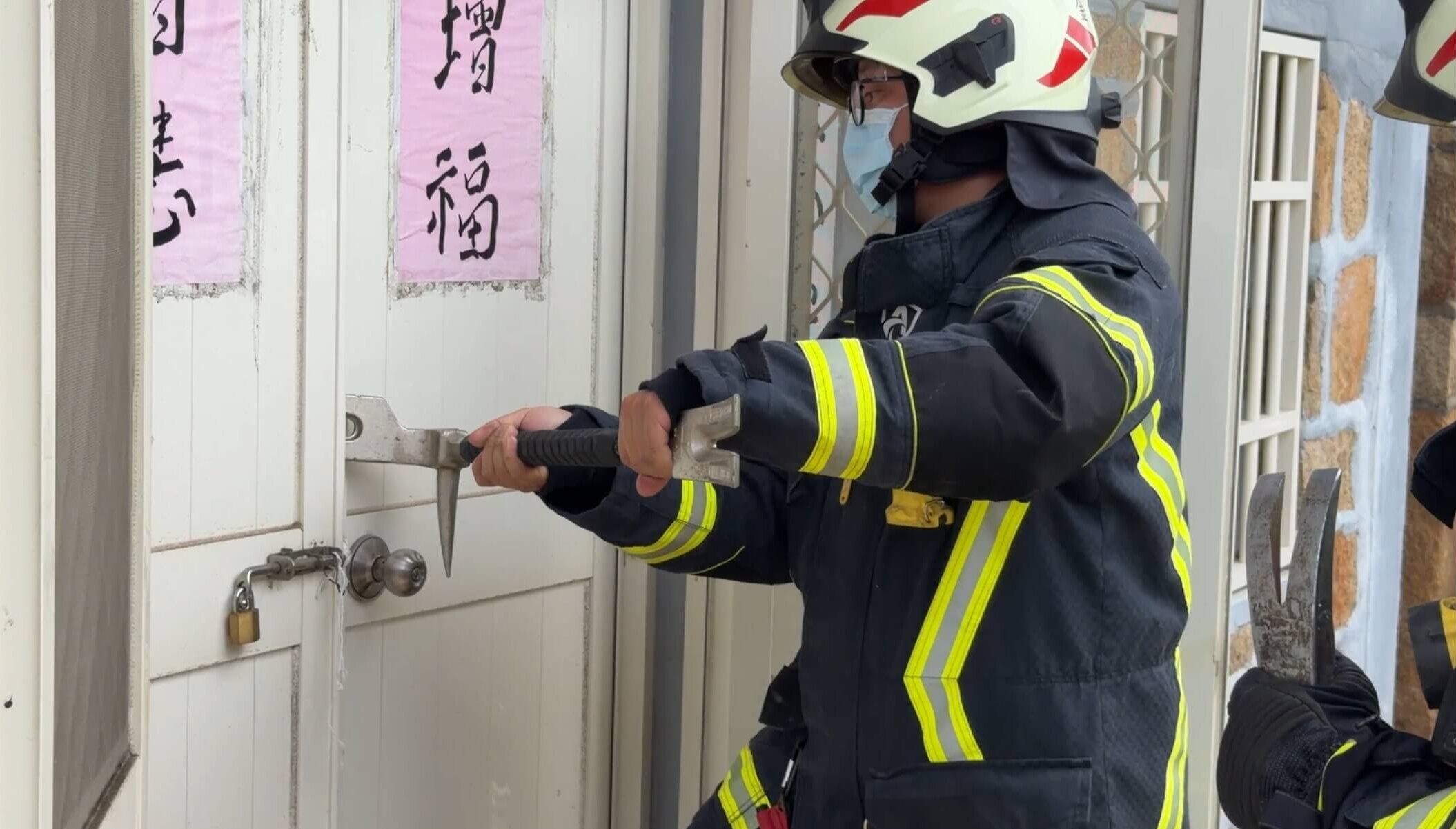 金城獨居婦倒臥家中死亡逾3天 警消破門發現遺體 金城獨居婦倒臥家中死亡逾3天 警消破門發現遺體
