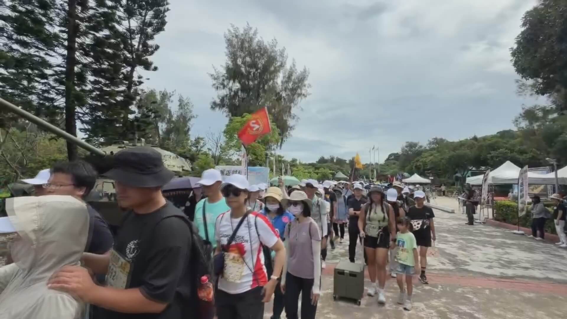 重返前線體驗行軍 500人走讀金門戰地文化 重返前線體驗行軍 500人走讀金門戰地文化