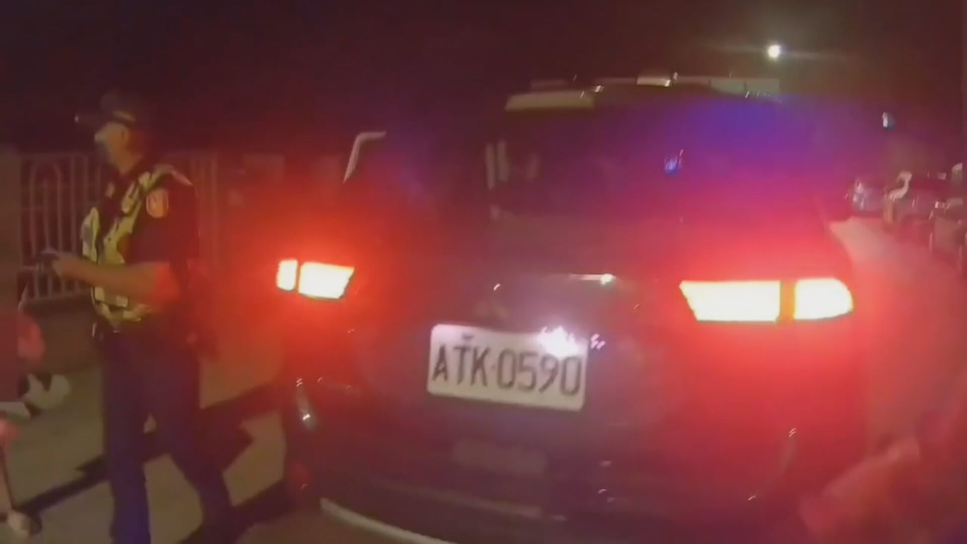 赤腳老翁深夜迷途 警熬夜調監視器助返家 赤腳老翁深夜迷途 警熬夜調監視器助返家