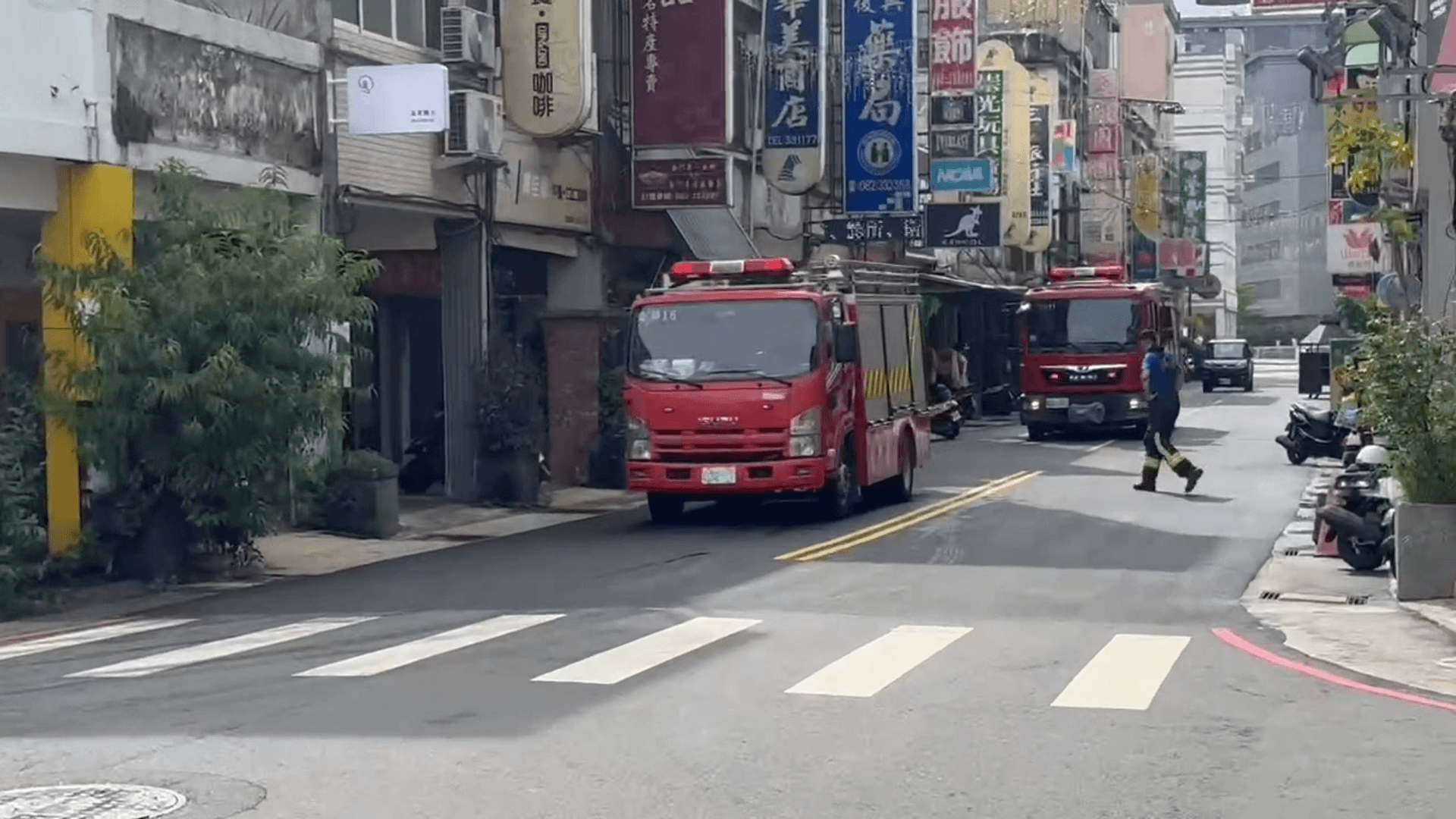 山外住宅突竄白煙　消防7車15人急救火