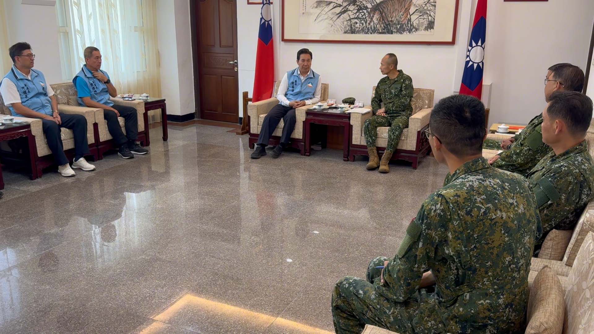 縣長秋節慰問軍警醫護人員 縣長秋節慰問軍警醫護人員