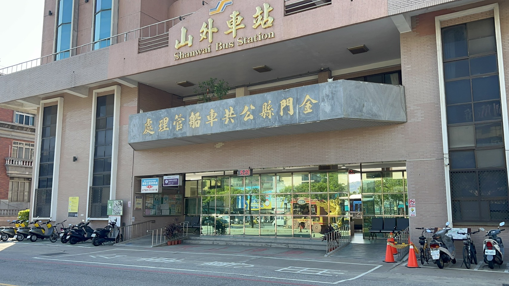 山外車站換新座椅 候車環境溫馨升級 山外車站換新座椅 候車環境溫馨升級