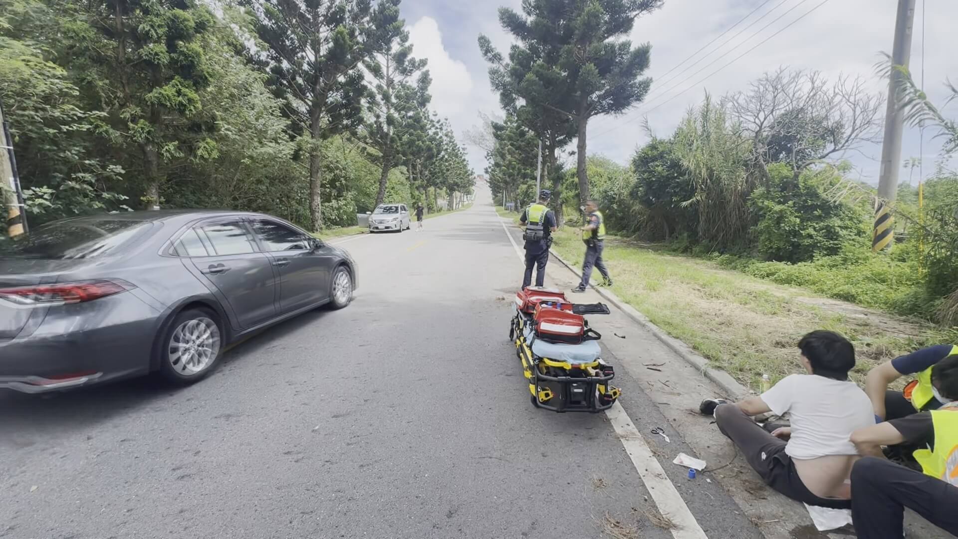 轎車迴轉碰撞重機 騎士受傷送醫 轎車迴轉碰撞重機 騎士受傷送醫