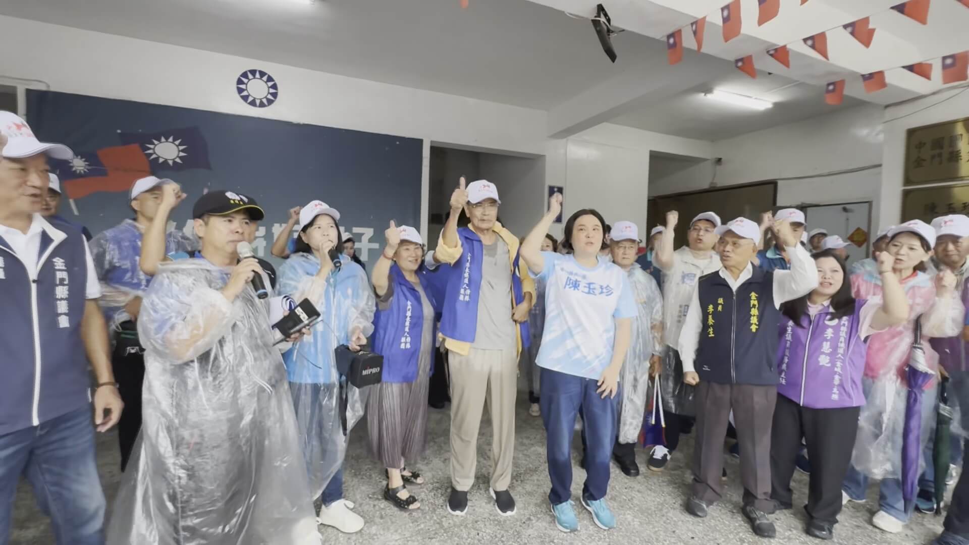 陳玉珍赴宗祠祭祖祈願 冒雨登記參選金門縣長 陳玉珍赴宗祠祭祖祈願 冒雨登記參選金門縣長