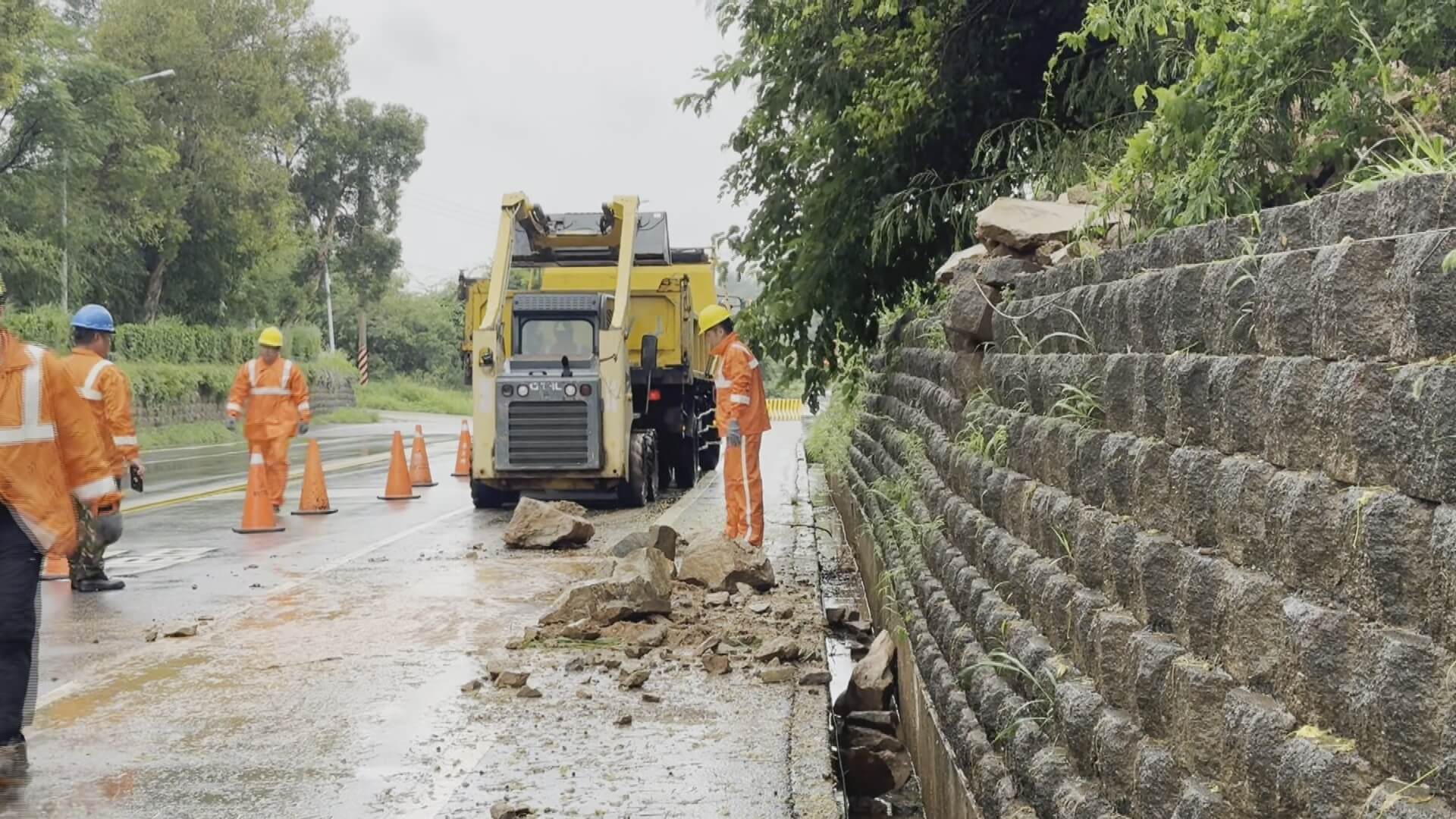 廢棄碉堡不敵連日降雨崩塌　巨石滾落環島南路