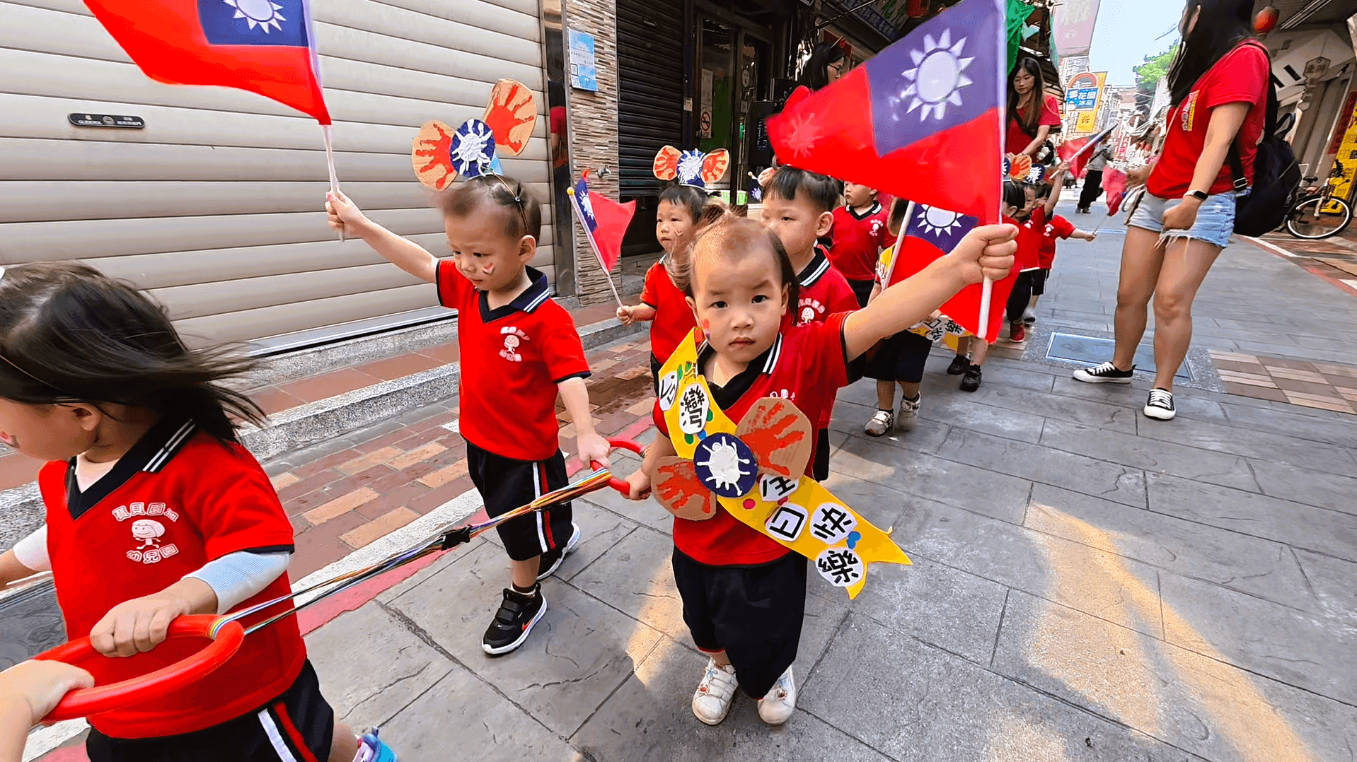 萌娃手搖國旗踩街 後浦老街快閃迎國慶 萌娃手搖國旗踩街 後浦老街快閃迎國慶