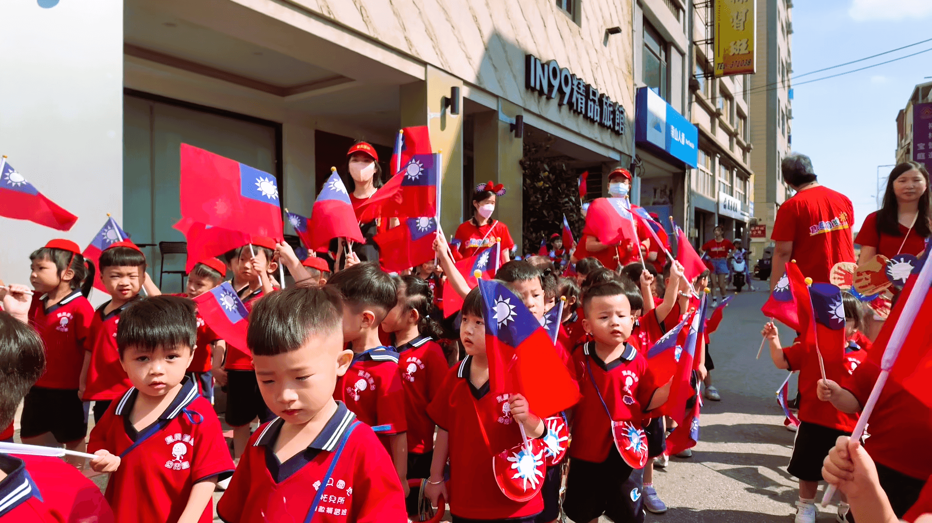 萌娃手搖國旗踩街 後浦老街快閃迎國慶 萌娃手搖國旗踩街 後浦老街快閃迎國慶