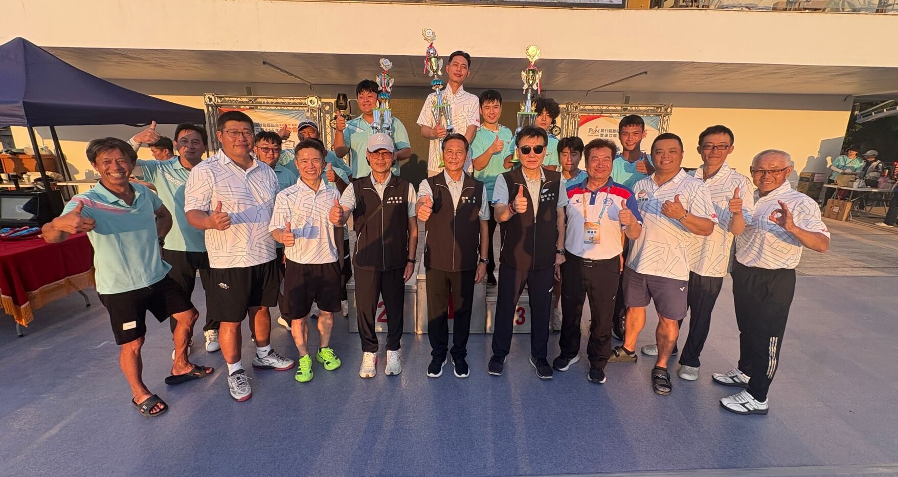 金門木球代表隊參加第11屆離島縣聯合運動會，首日木球賽事拿下3金2銀，選手與現場嘉賓合影留念。(圖片來源：本台記者拍攝)