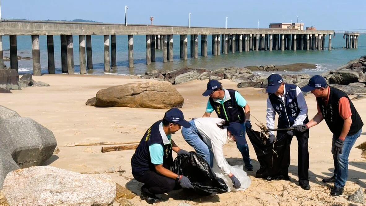 塔山發電廠淨灘清出550公斤垃圾 約200人齊護金門海岸 塔山發電廠淨灘清出550公斤垃圾 約200人齊護金門海岸