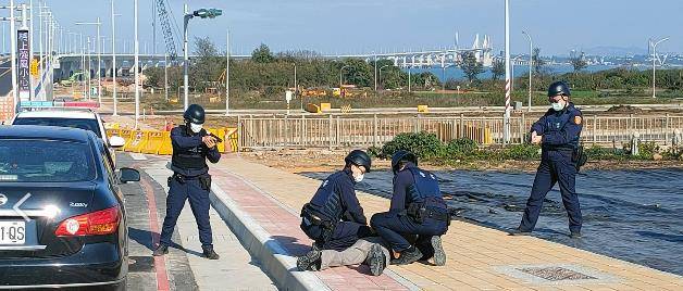 金門大橋首行-金門警結合烈嶼郵局實施防搶演練