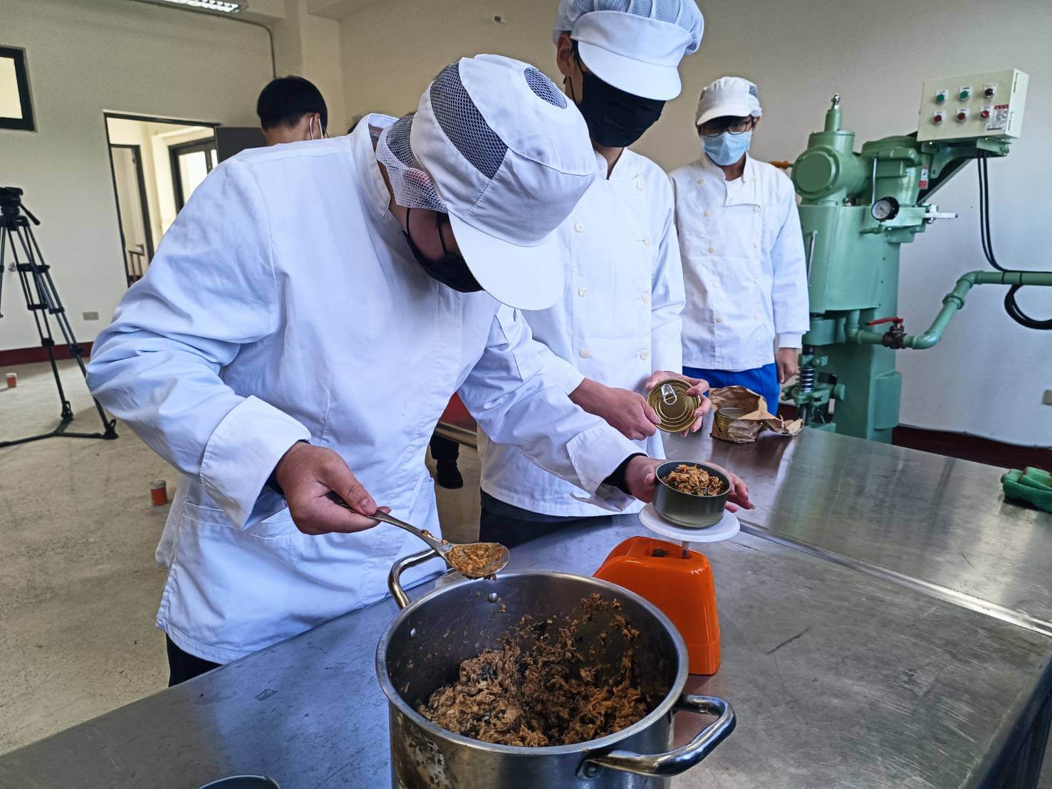金門農工養殖科水產料理課推出香辣魚醬罐頭