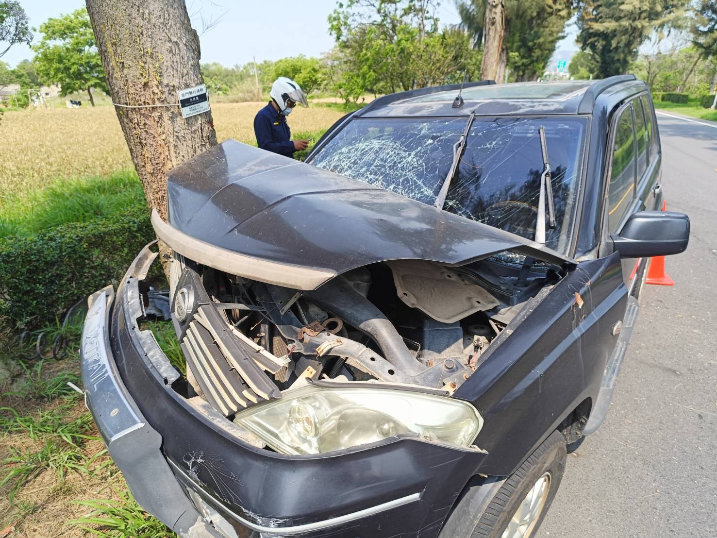   金門休旅車失控自撞路樹  駕駛腹部內出血,駕駛送醫不治