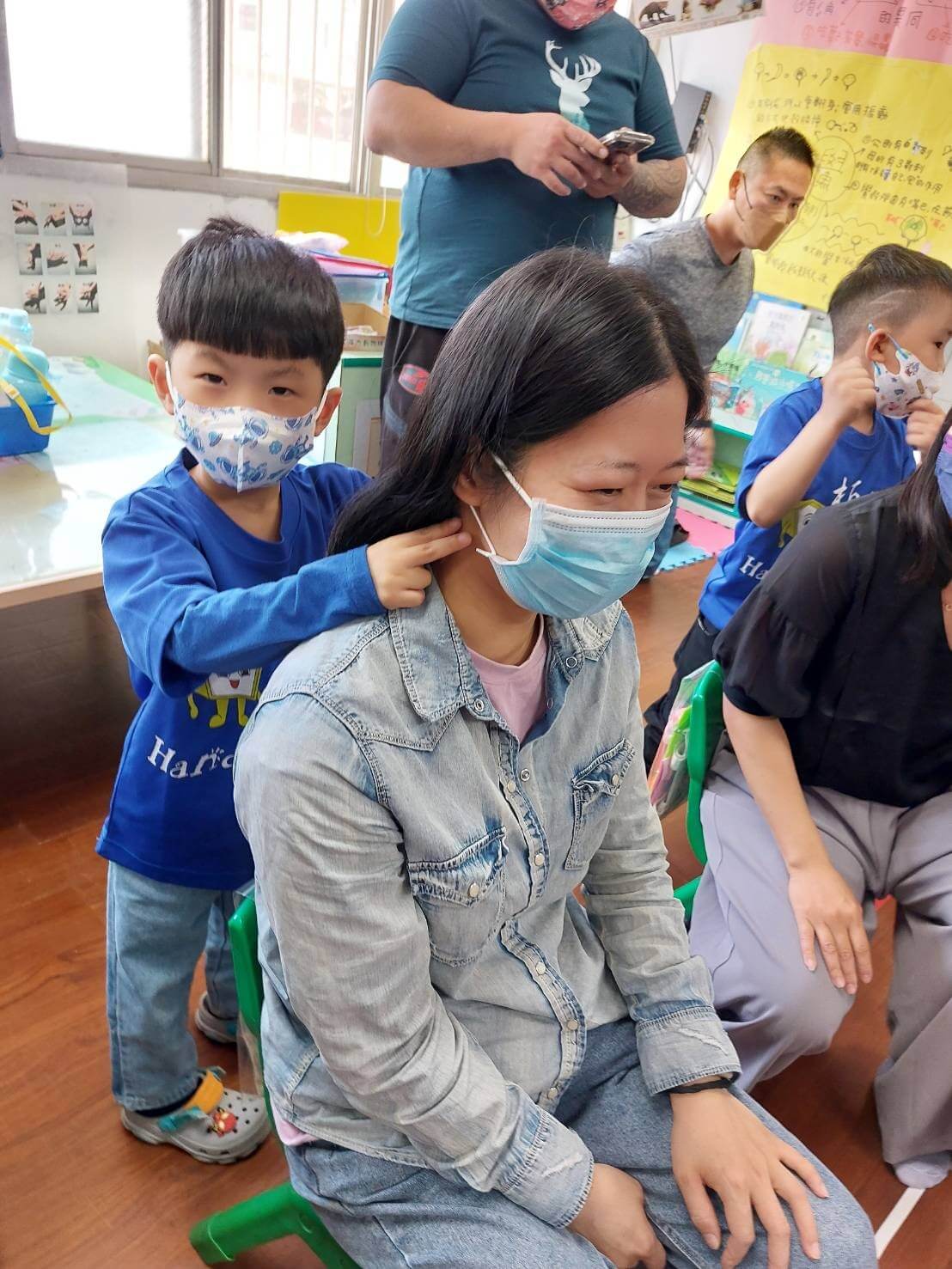 柏村國小幼兒園父母節  老師演出逗趣話劇  教導感恩父母