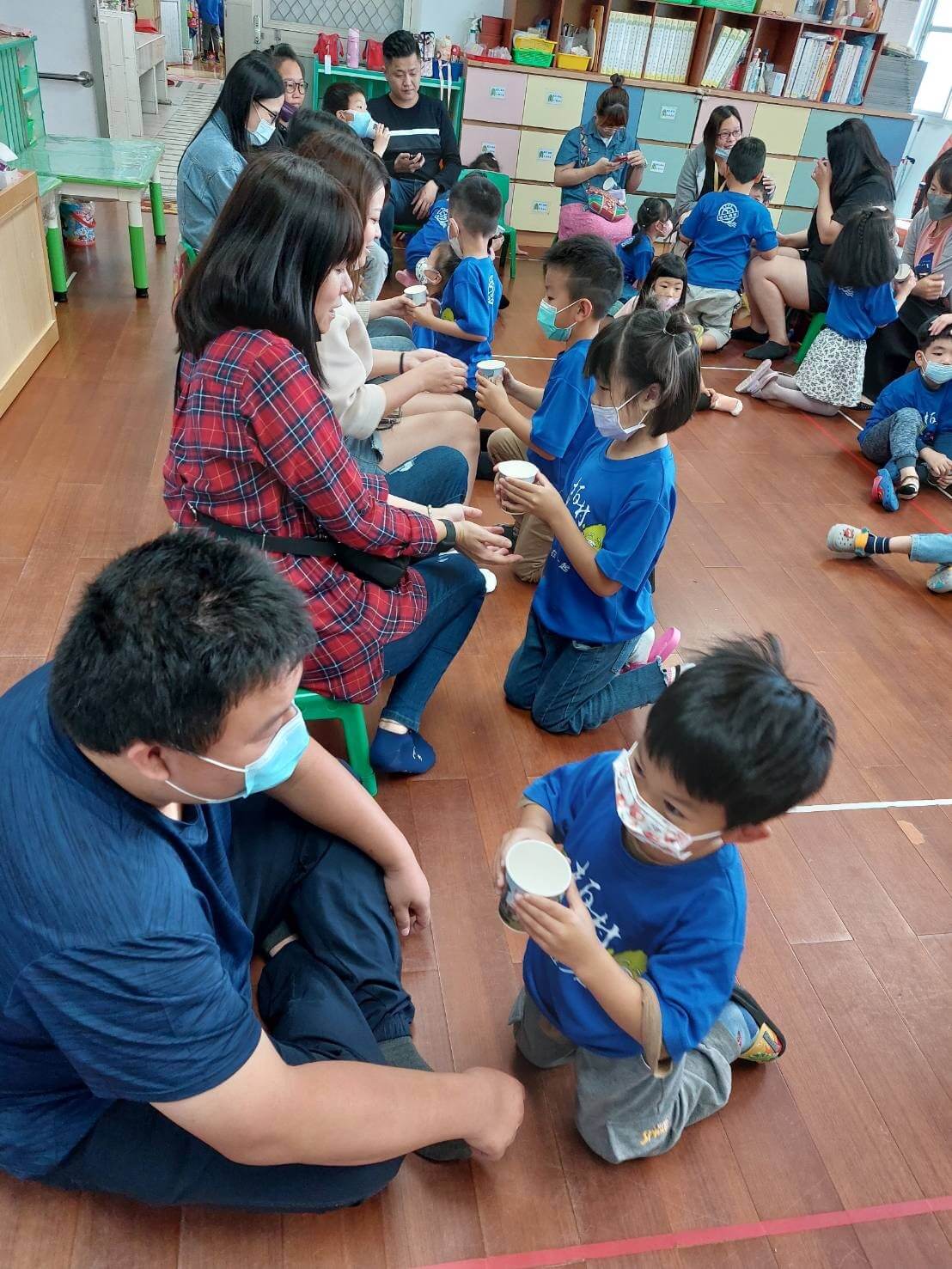 柏村國小幼兒園父母節  老師演出逗趣話劇  教導感恩父母