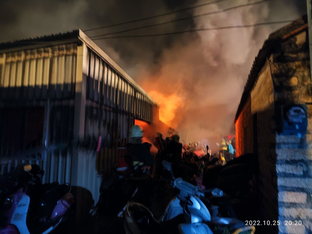 金門 一處機車倉庫火災 約燒毀40部機車