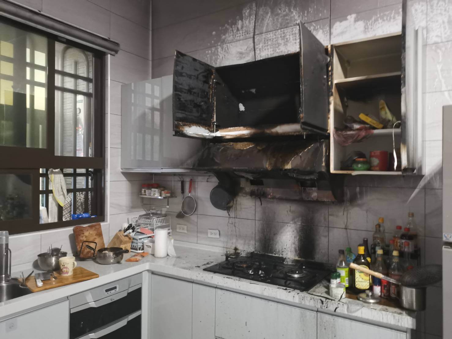廚房竄出濃煙住宅火災警報器作響 消防救援