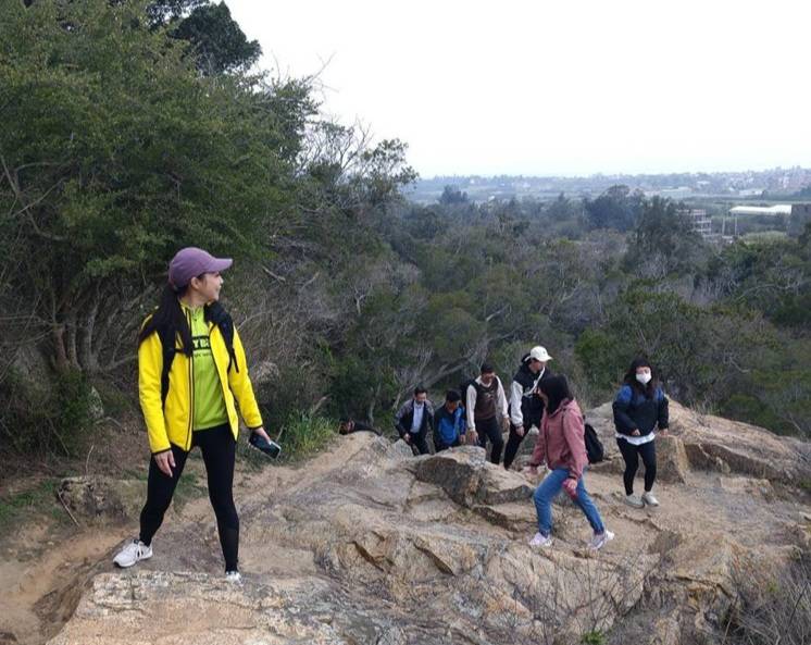 爬山培養團隊合作 金門大學管理學院碩士在職專班攀登太武山古道