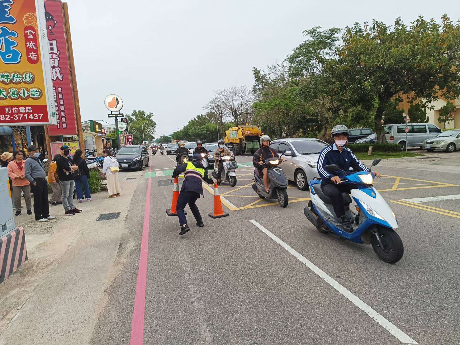  環島北路文化局前車禍金大生直撞貨車  兩學生送醫