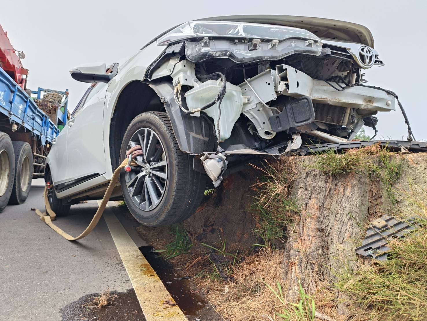 恍神自撞樹墩　車頭全毀汽車駕駛受傷送醫