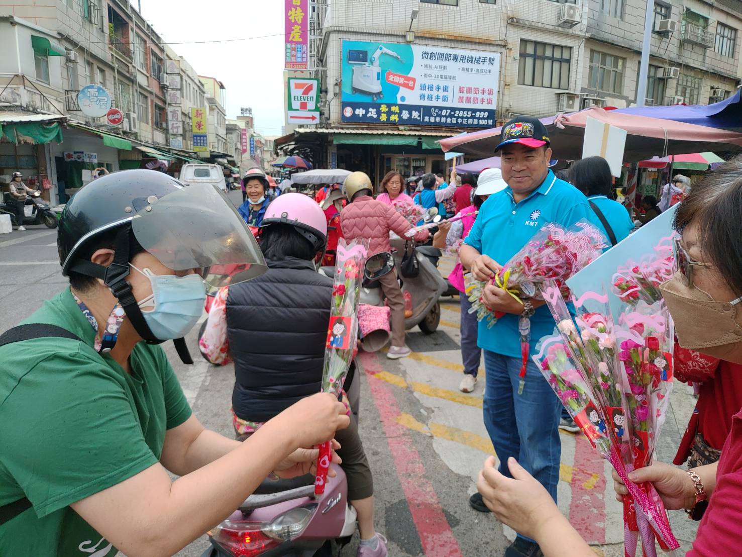 國民黨母親節全國同步慶祝活動 金門縣黨部市場送康乃馨致意