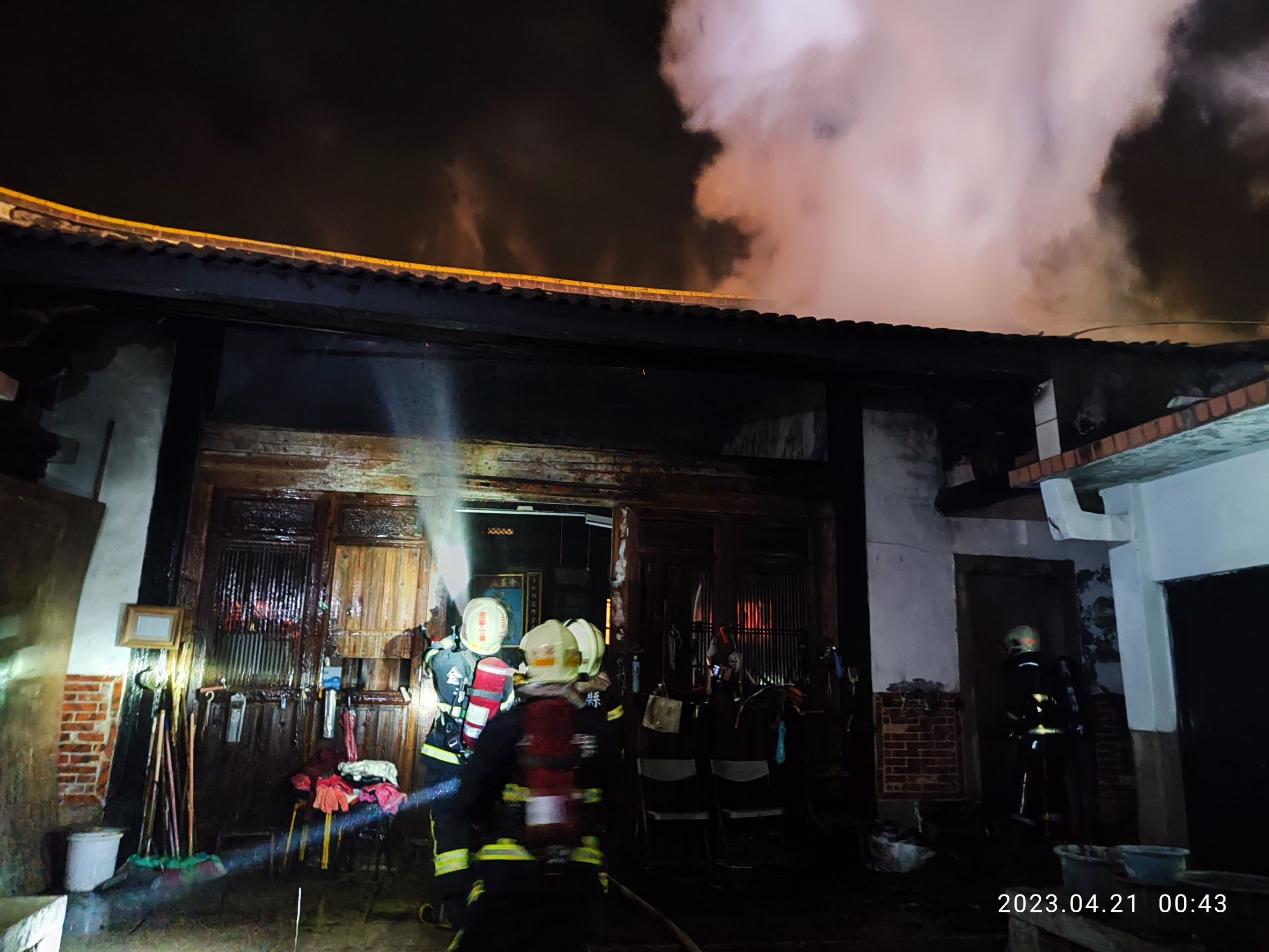 金門著名水頭聚落暗夜火警 百年古厝 火煙竄出嚇壞民眾