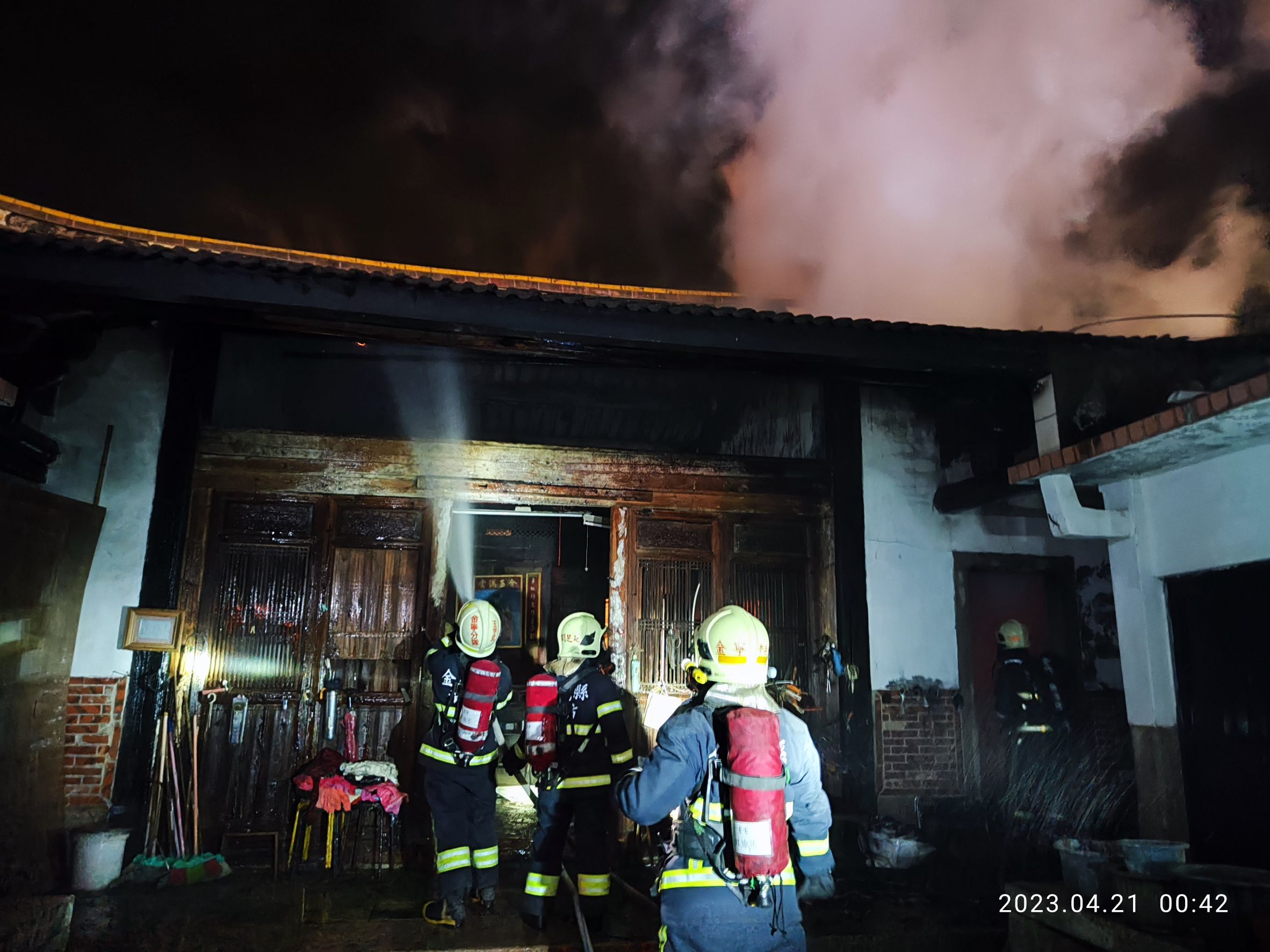 金門著名水頭聚落暗夜火警 百年古厝 火煙竄出嚇壞民眾