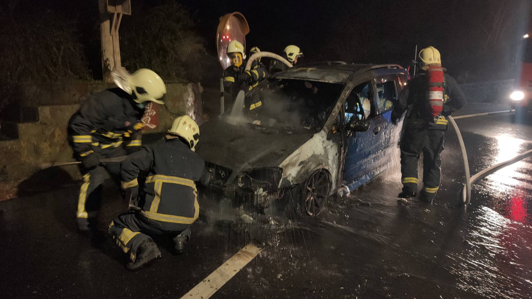 太武山無愧亭火燒車 消防人員快速撲滅無人員傷亡