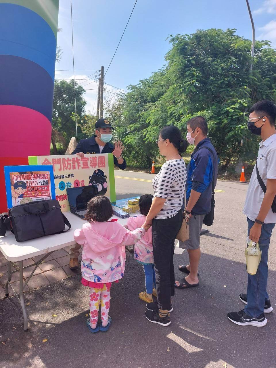 歡慶芋頭季，城警過金門大橋維護安全及反詐騙宣導