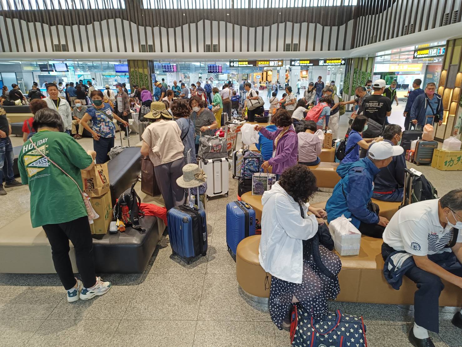 金門機位一票難求  百位旅客機場怒吼我要回家