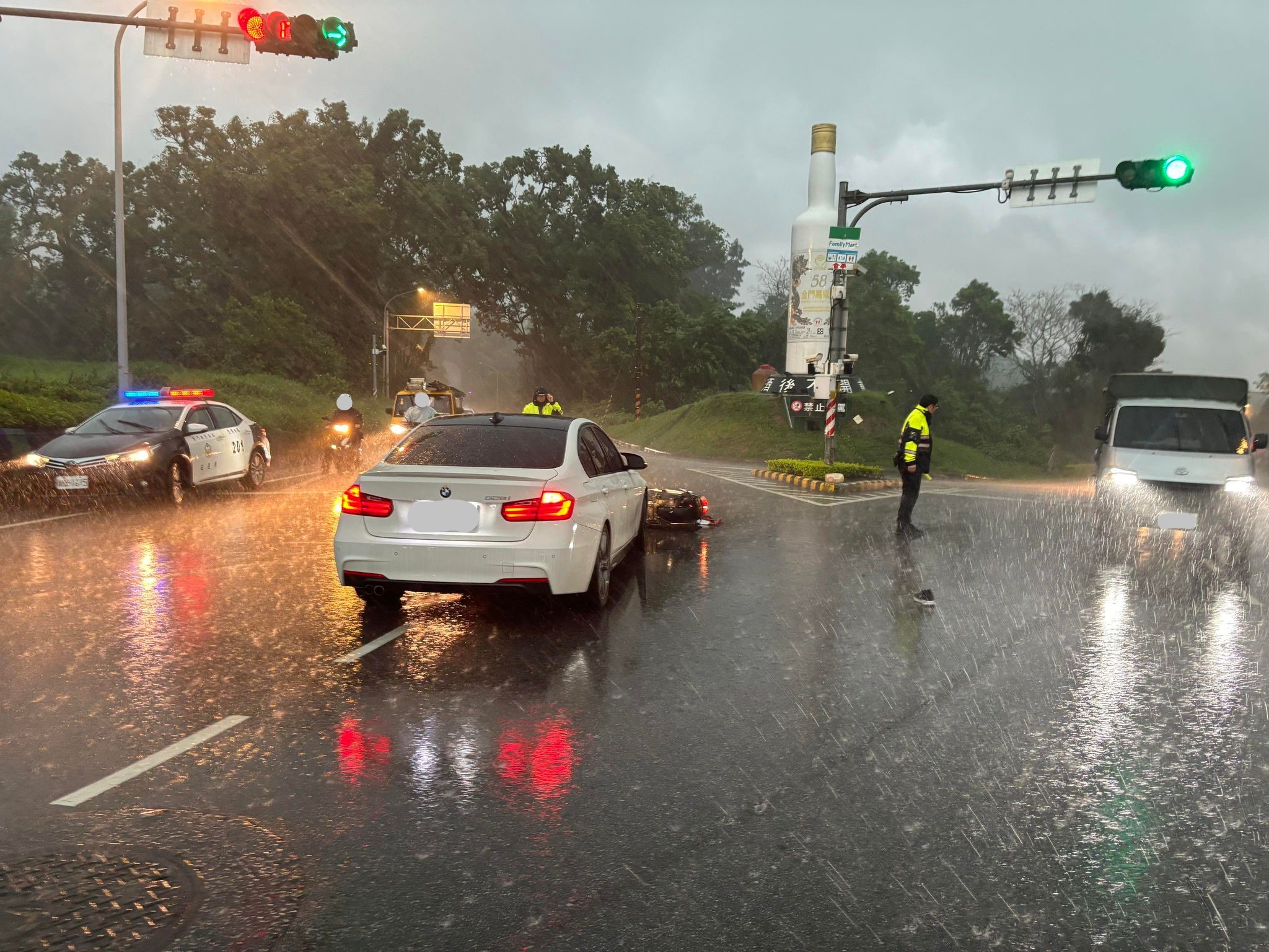 大雷雨來襲!金門女騎車慘摔 3阿兵哥暴雨中撐傘