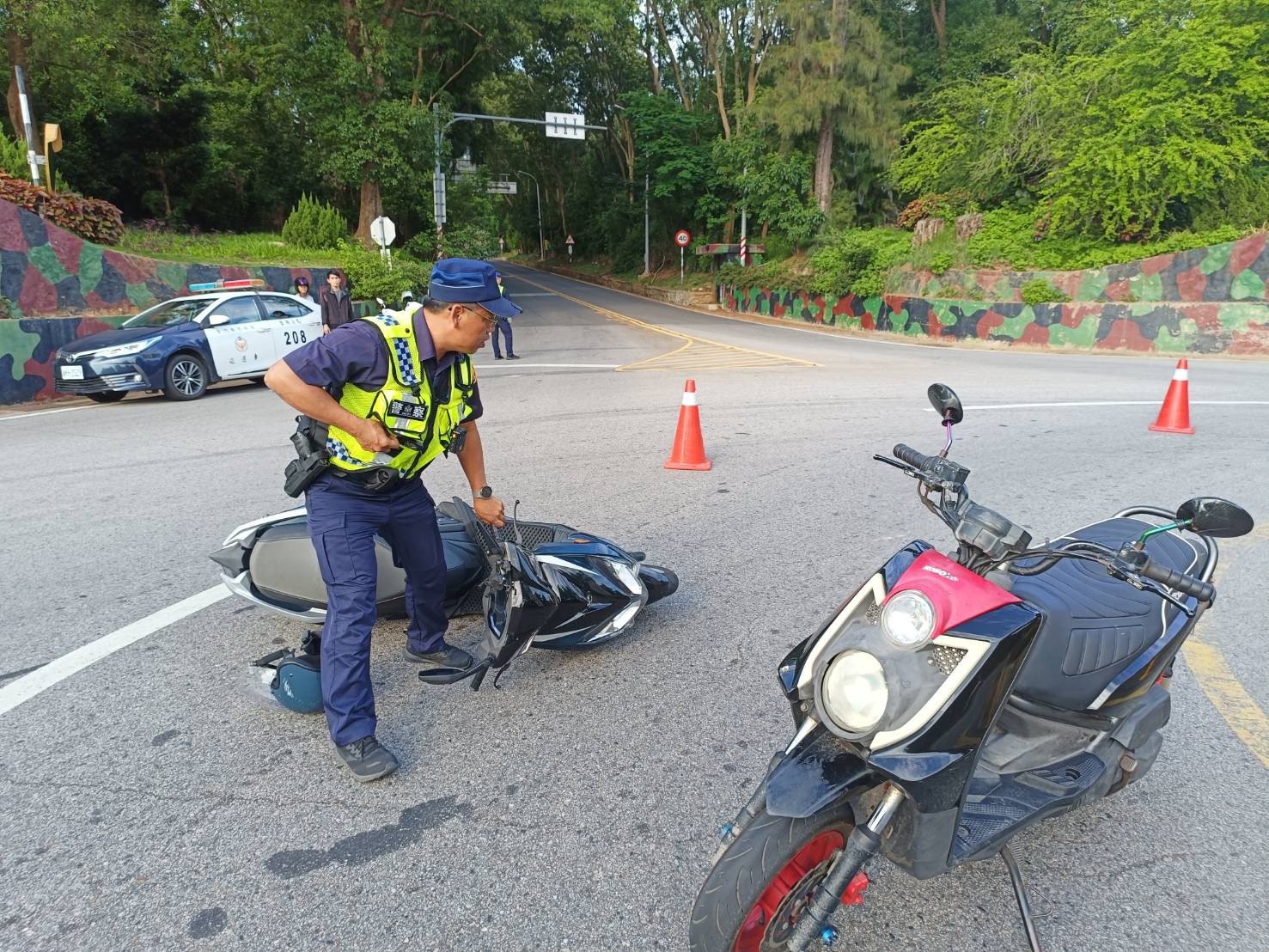 小徑圓環 未禮讓環內車先行　互撞受傷