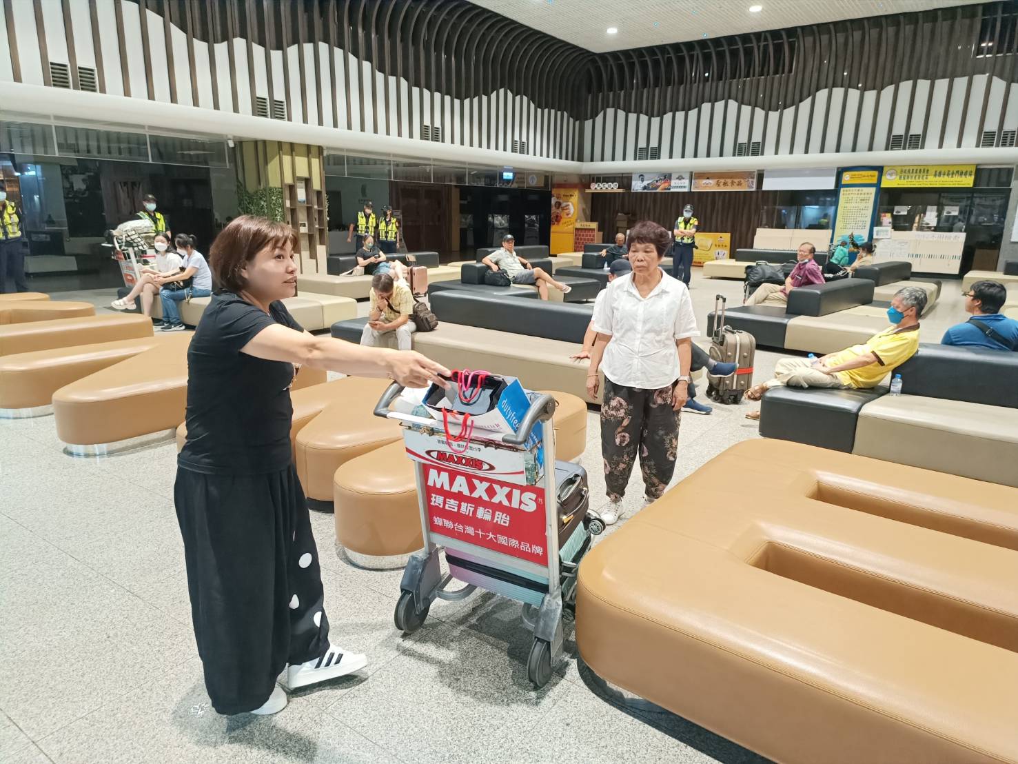 運能不足!機位一票難求 30多名旅客滯留夜宿金門