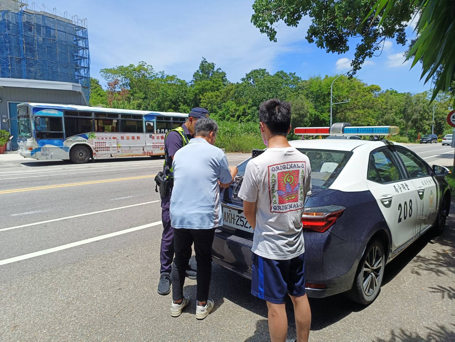 成功路口轎車撞公車  嚇壞乘客 