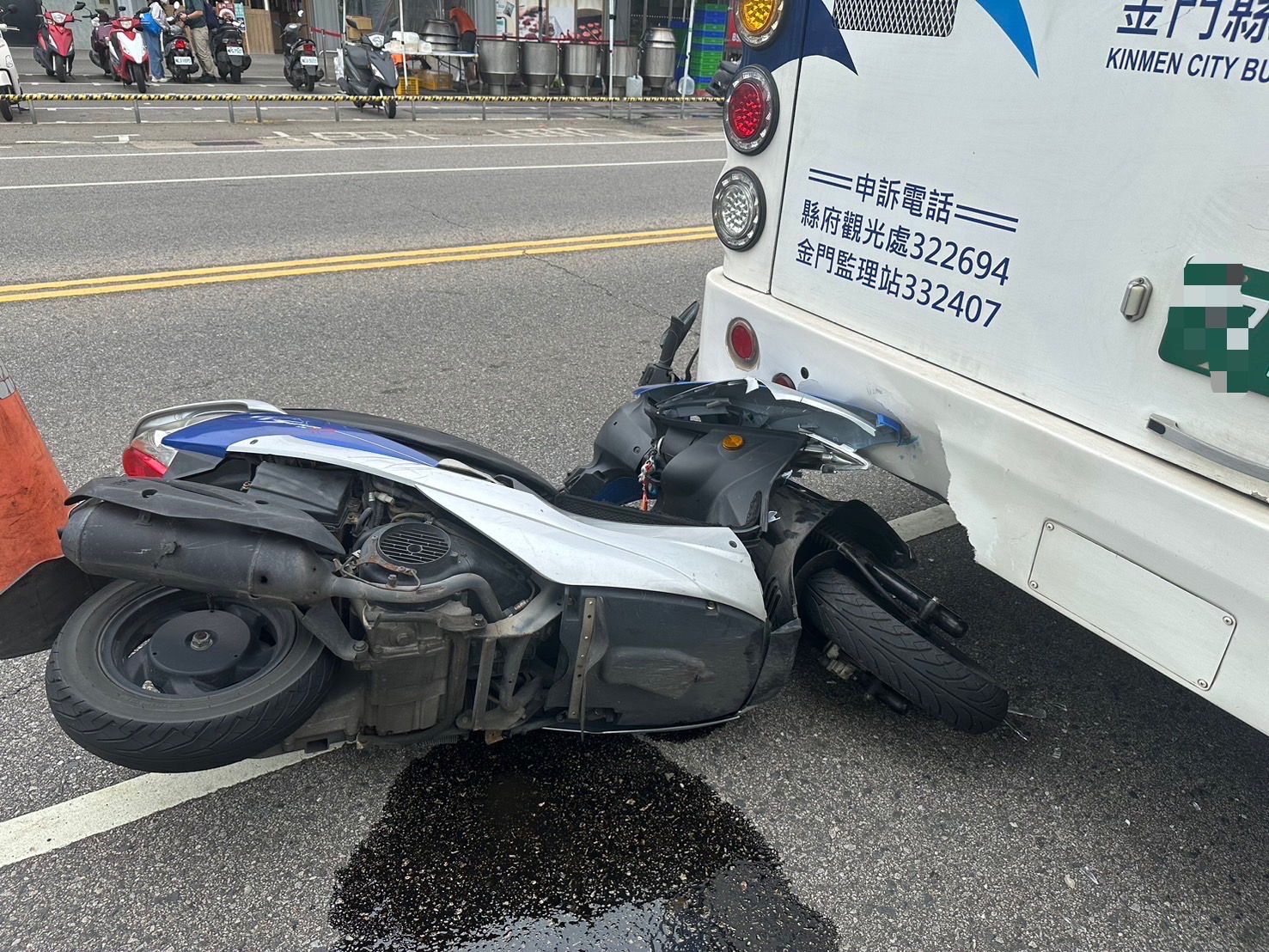 女子普重機車追撞公車 乘客虛驚一場