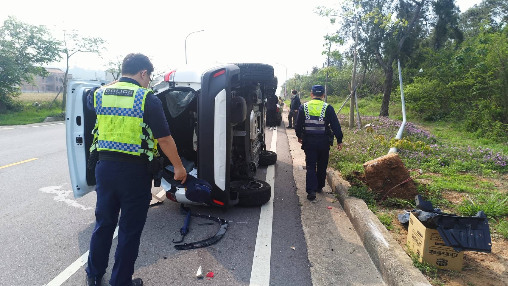 喝到「孔鏘」!金門酒駕男撞車在撞路燈翻車 警消救援