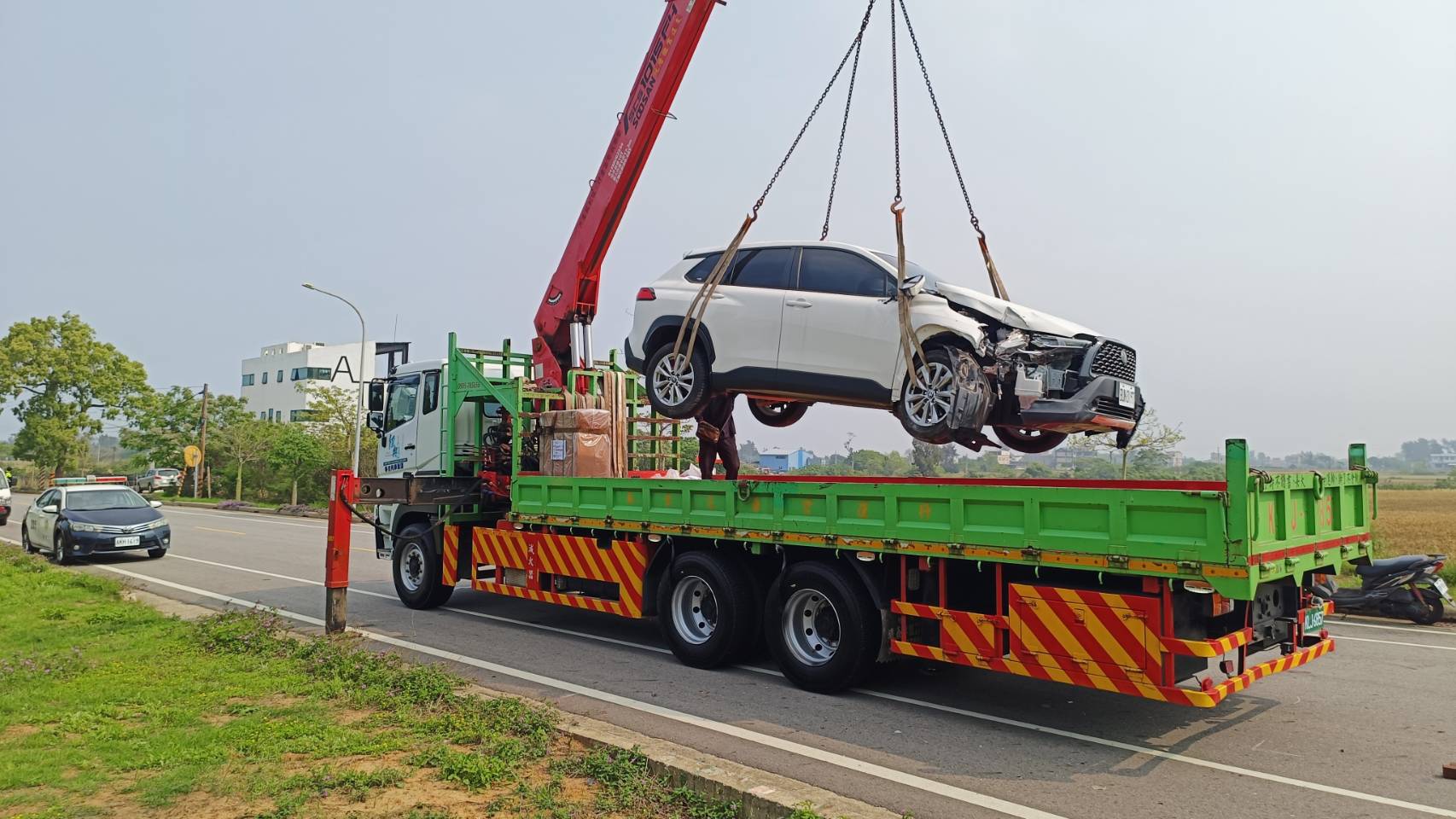 喝到「孔鏘」!金門酒駕男撞車在撞路燈翻車 警消救援