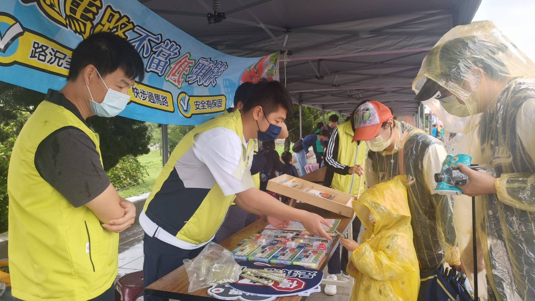 風雨無阻 金門家扶兒保親子健走 百名志工冒雨投入