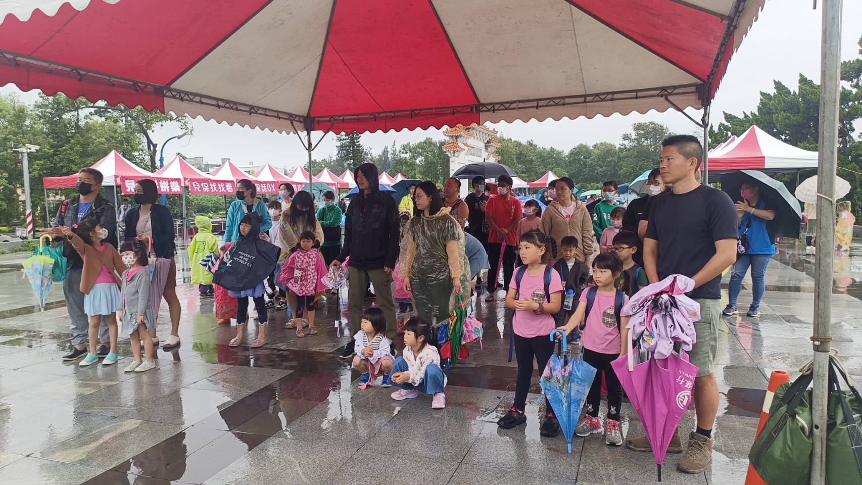 風雨無阻 金門家扶兒保親子健走 百名志工冒雨投入