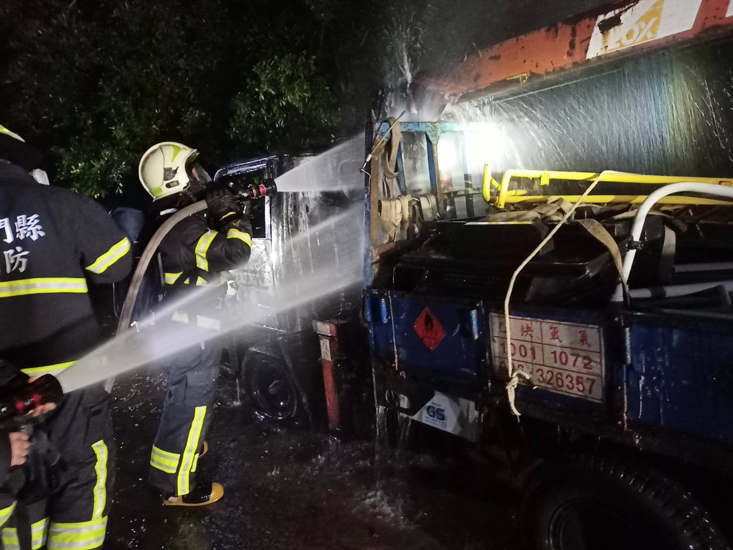 金門貨車半夜無故竄火  消防出動8車20人滅火