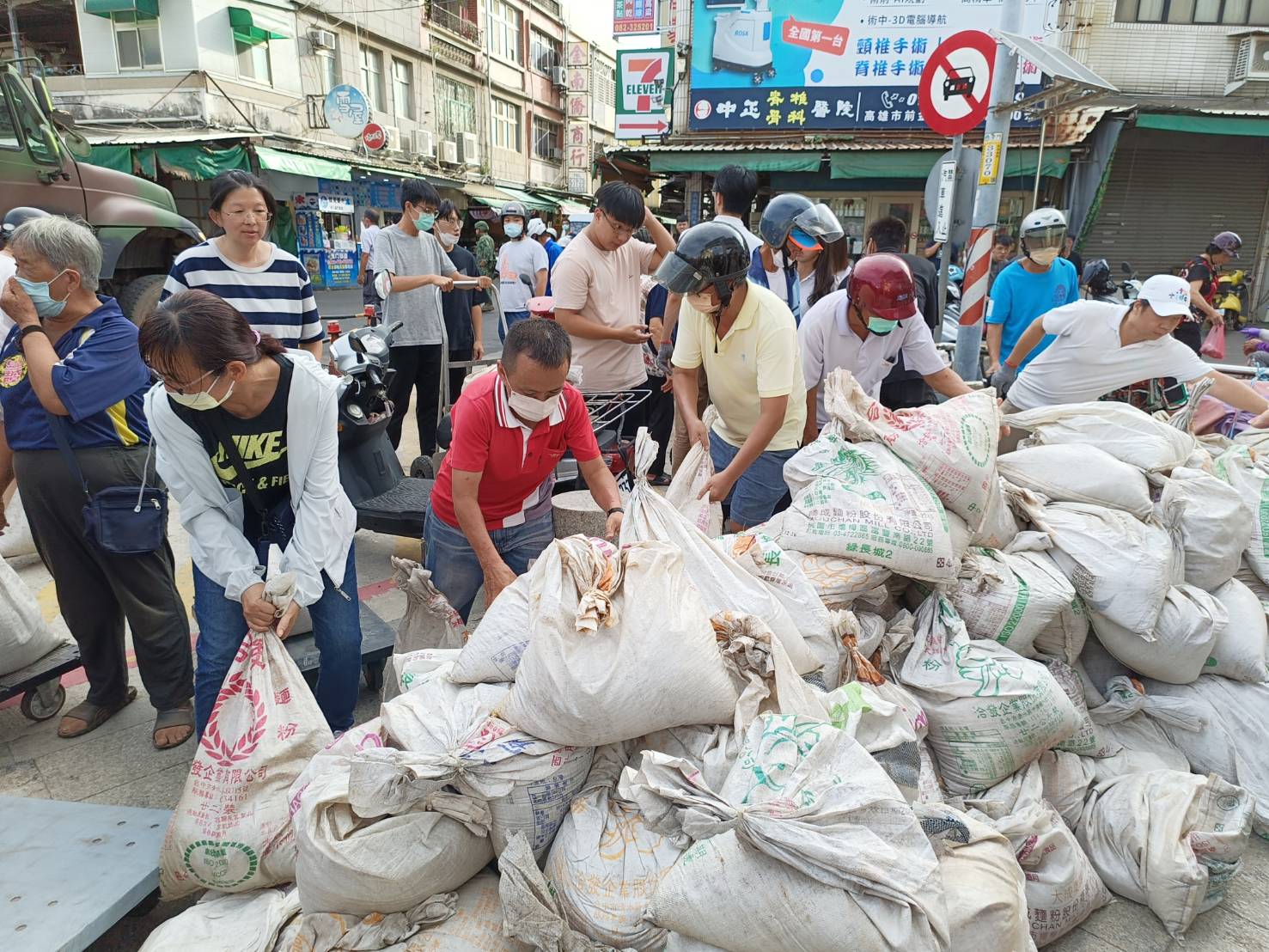 颱風「杜蘇芮」強襲!金門國軍協助載運500沙包防颱