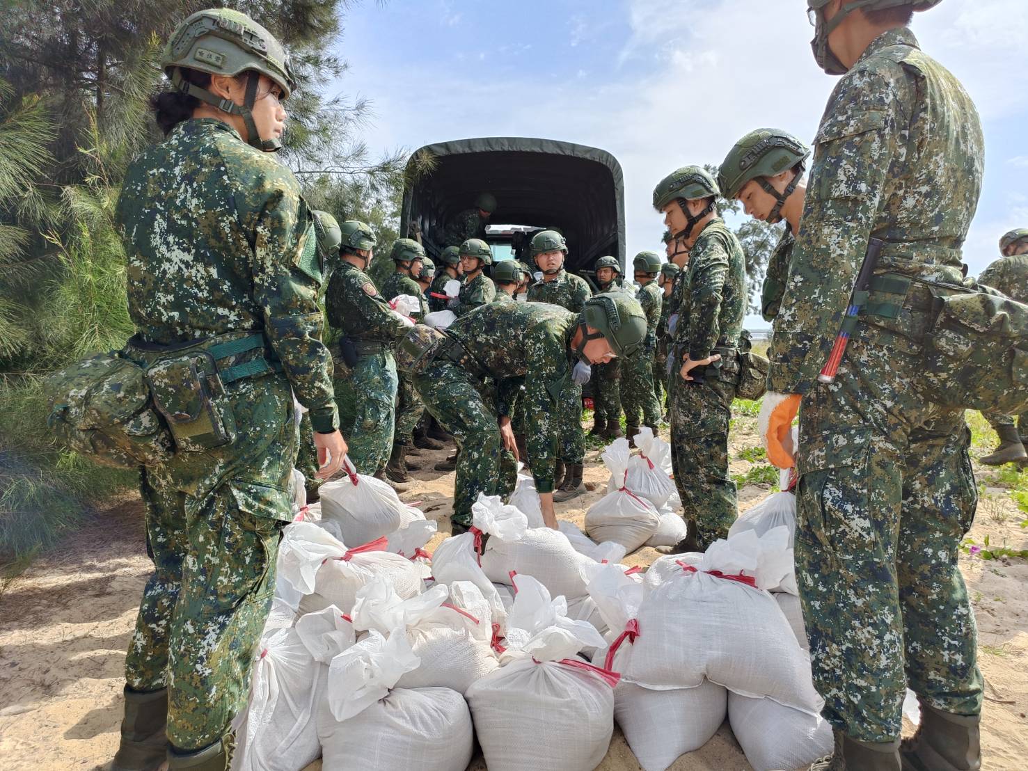杜蘇芮颱風來勢洶洶  金防部再為金門東半島搬運300沙包防災