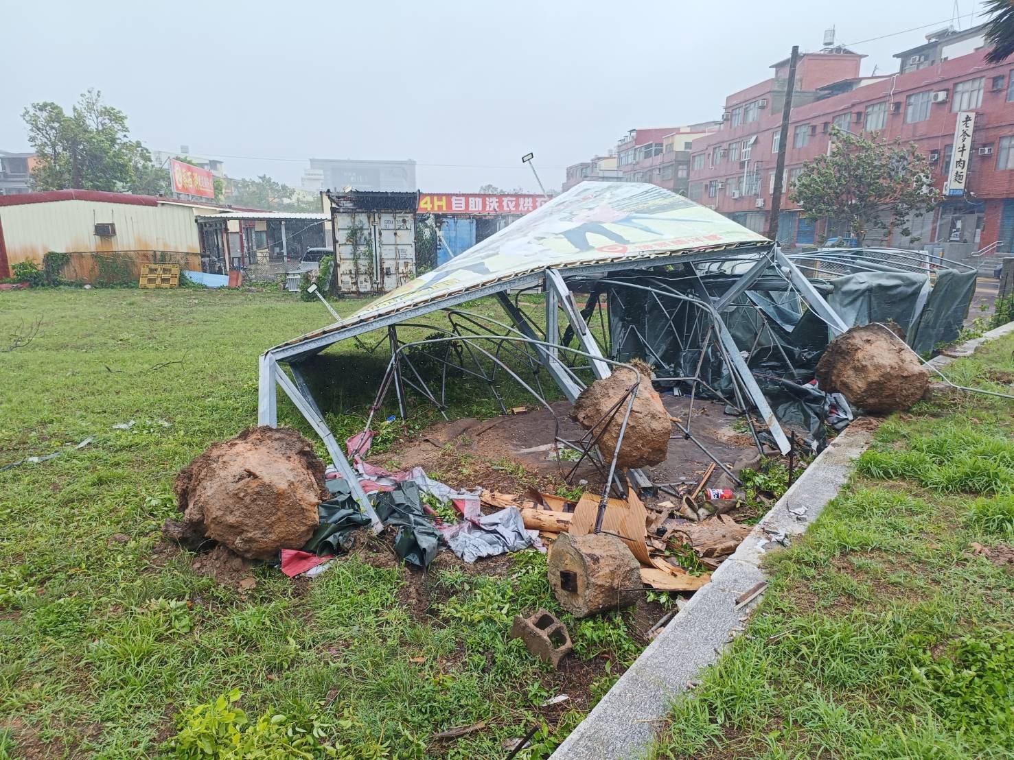颱風杜蘇芮襲金門   多處樹倒      大型看板倒塌    逾7000戶停電