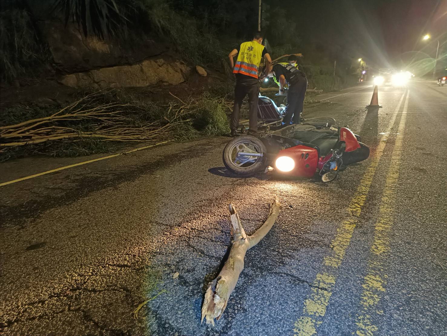 老翁颱風夜騎車撞路樹 臉胸受傷送醫