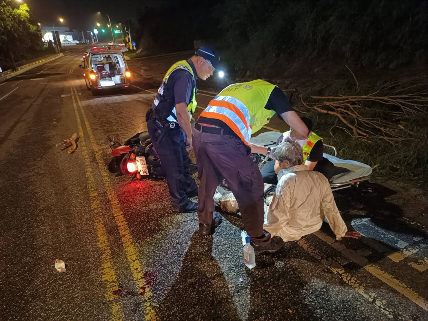 老翁颱風夜騎車撞路樹 臉胸受傷送醫