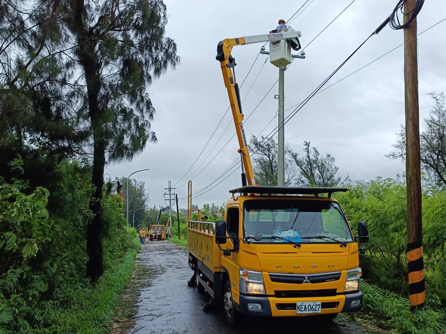 杜蘇芮襲金 9481戶大停電！ 台電搶修28小時