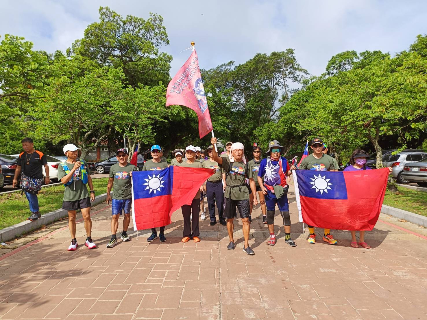 慶祝黃埔建軍建校百年暨823戰役勝利65週年紀念」33位老兵環金門島傳愛路跑