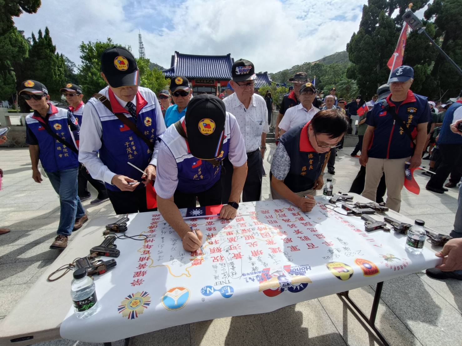 慶祝黃埔建軍建校百年暨823戰役勝利65週年紀念」33位老兵環金門島傳愛路跑